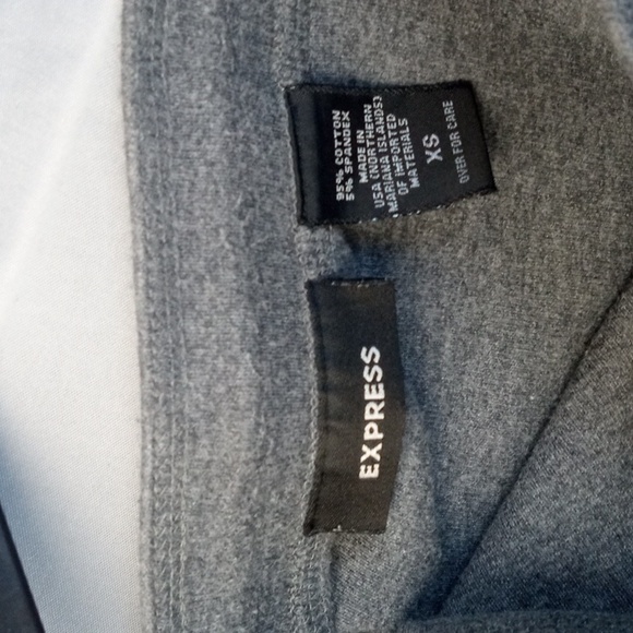 👕 Express Gray Ruffle Hem Skirt - Picture 2 of 5